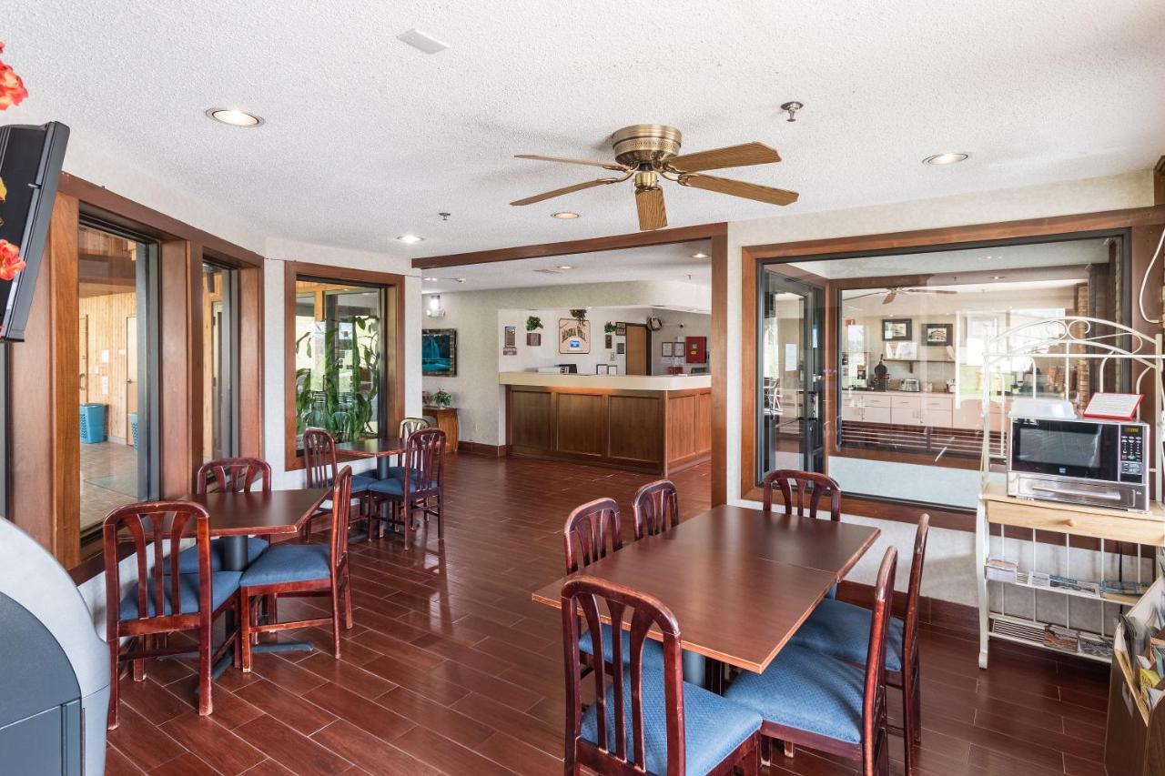 Quality Express Inn & Suites Mineral Wells ภายนอก รูปภาพ